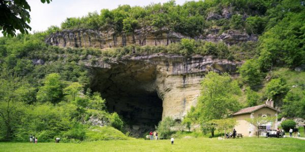 Le porche de la Grotte du Mas d'AZIL
